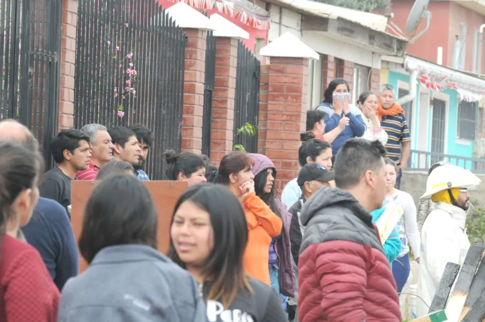 Preocupación y muestras de solidaridad se advirtieron entre los vecinos del sector El Olivar mientras se desarrollaba un siniestro que afectó a tres viviendas. Vecinos ratificaron la tesis de un incendio intencional.