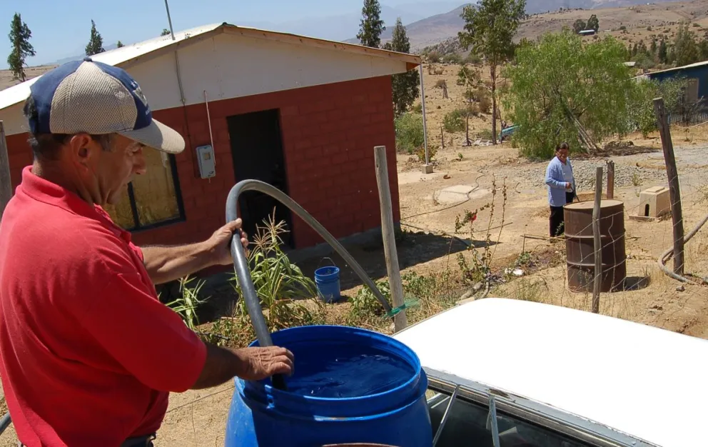 Debido a la sequía, la demanda por la distribución en camiones aljibe significó gastos millonarios para el gobierno.