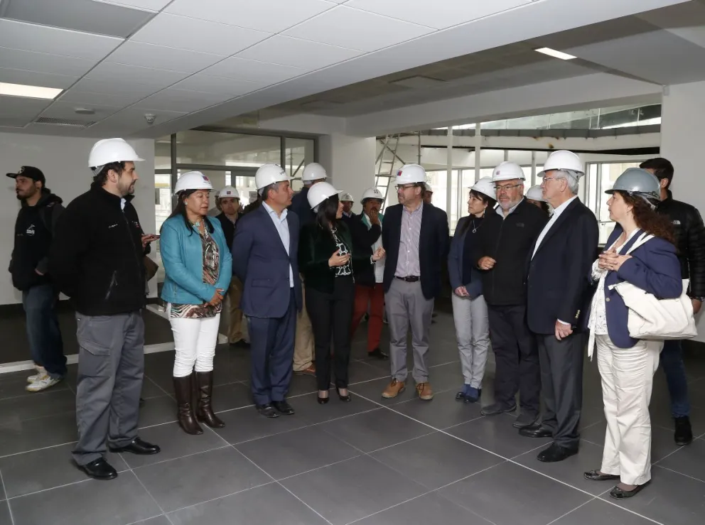 El secretario de Estado inspeccionó durante la mañana de ayer las obras de la nueva biblioteca regional Gabriela Mistral.