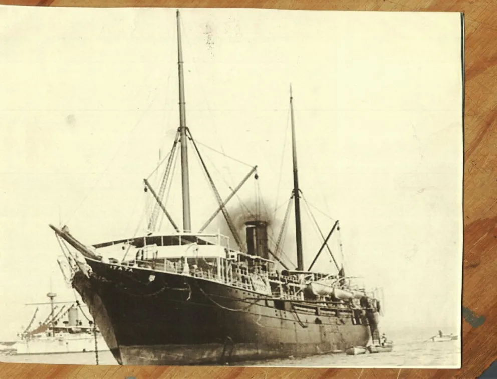 Esta es una de las pocas fotografías que existen de este navío que ha sido denominado “El Titanic chileno”.