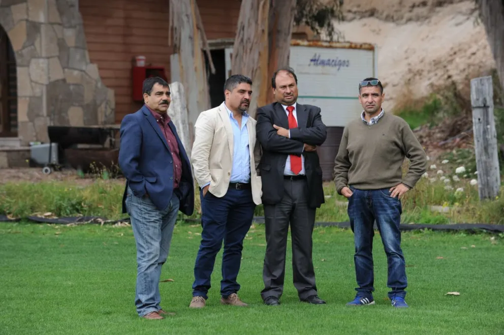 Mariano Muñoz, primero de izquierda a derecha, observando el trabajo de los granates junto al gerente Milko Leguás, el vicepresidente del club John Gallardo y el dirigente Carlos Torres.