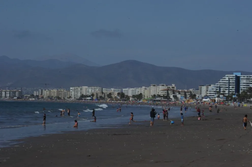 Este viernes fue evidente el aumento en la cantidad de público, sobre todo bañistas, en playa Peñuelas
