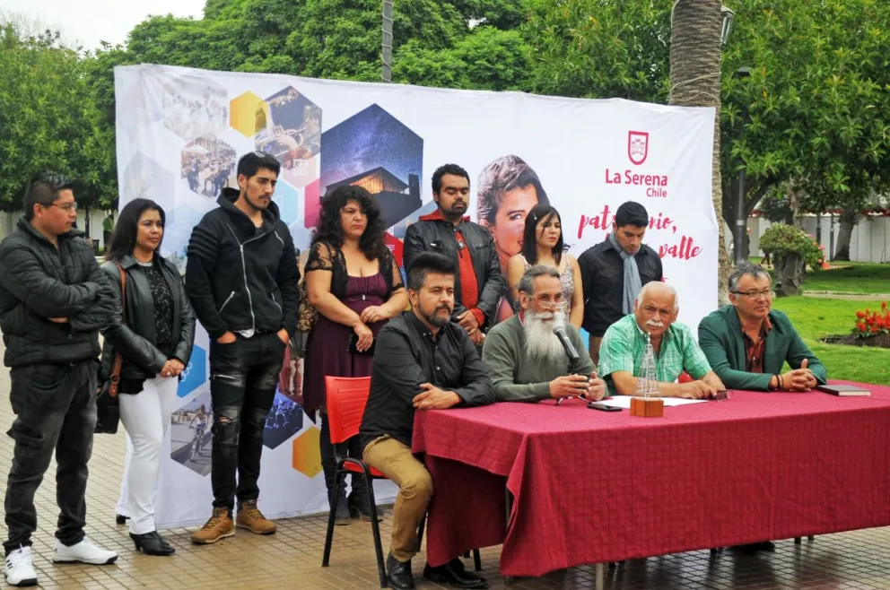 Algunos de los participantes del concurso (de pie), junto a Jorge Lehua y Luis Guerra, miembros de la comisión organizadora, el alcalde de La Serena, Roberto Jacob, y Pedro Valencia, delegado municipal de La Serena (sentados, de izquierda a derecha, respectivamente).