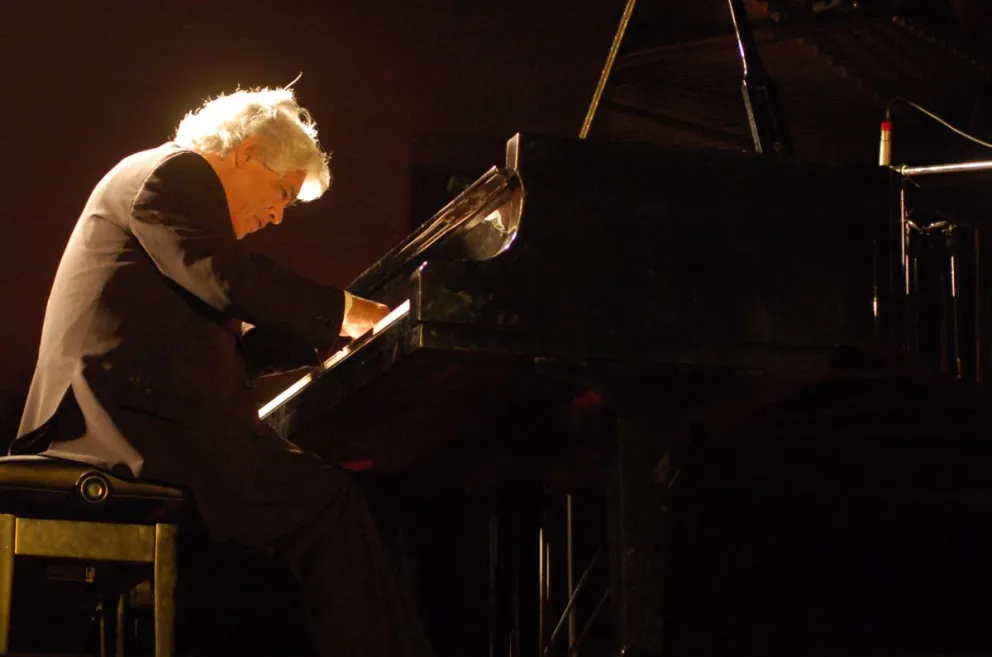 El maestro Roberto Bravo, quien ha recorrido el mundo con la música, dijo sentirse muy ligado a La Serena, pero lamentó que siendo una ciudad tan atractiva cultural y turísticamente no contara con un piano para los artistas.