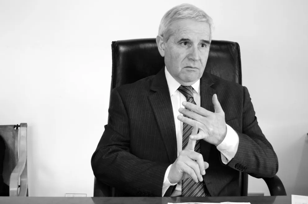 El edil también manifiesta  que presentará una querella en la Fiscalía contra quienes resulten responsables por las pérdidas de los dineros e investigar si hubo delitos asociados.