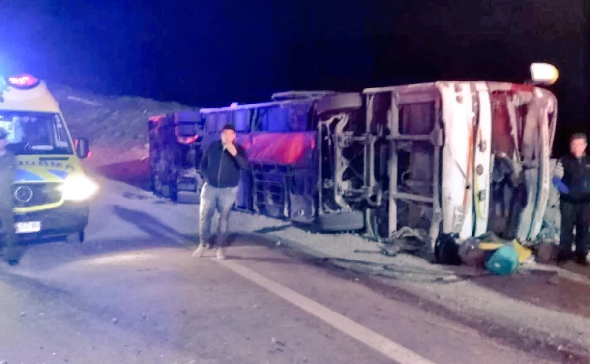 Volcamiento de bus con 55 pasajeros deja 19 heridos en Ruta 5 Norte ...