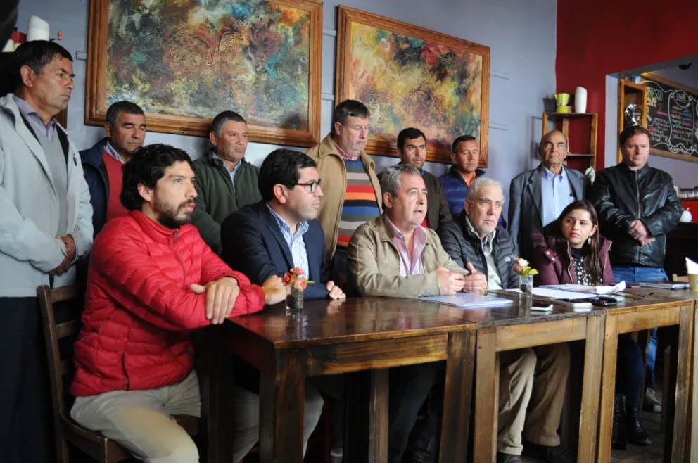 Agricultores de las comunas de Monte Patria y Vicuña se dieron cita en La Serena ayer para hacer un llamado a las autoridades a intervenir en la complicada situación que vive el agro.