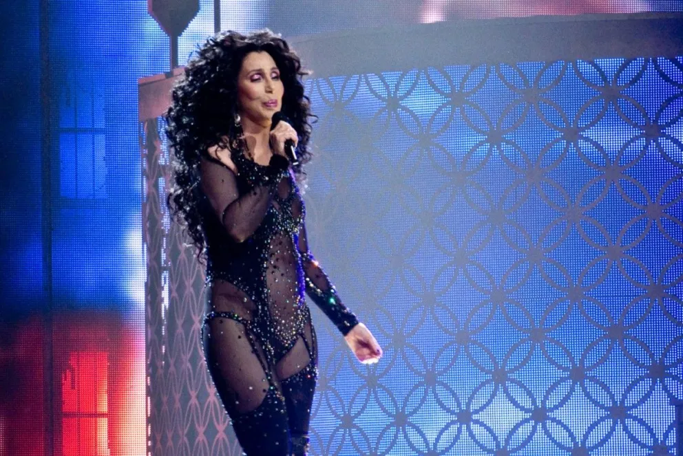 Cher cantando "If I Could Turn Back Time" durante el 2014 en el Dressed to Kill Tour. Foto: Wikipedia
