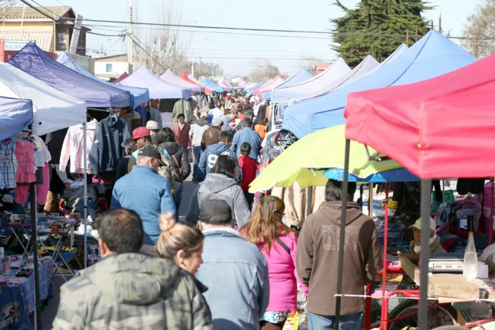 Cientos de personas son las que concurren a la feria de productos usados de Tierras Blancas y son parte de un sistema de compraventas a bajo costo. Allí puede encontrar de todo, desde repuestos para la cocina hasta artículos para la casa, ropa, entre otros.