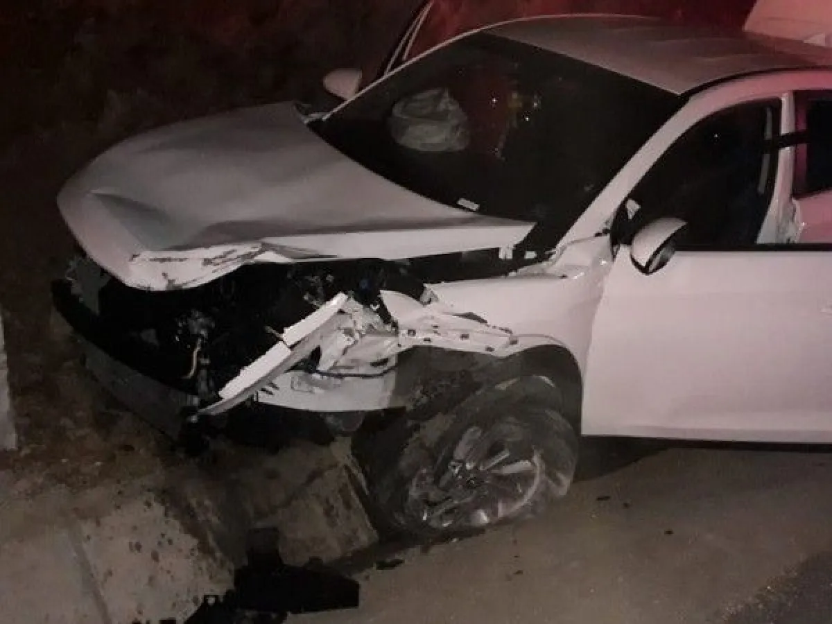 Dos heridos al chocar auto contra barrera de contención en la subida ...