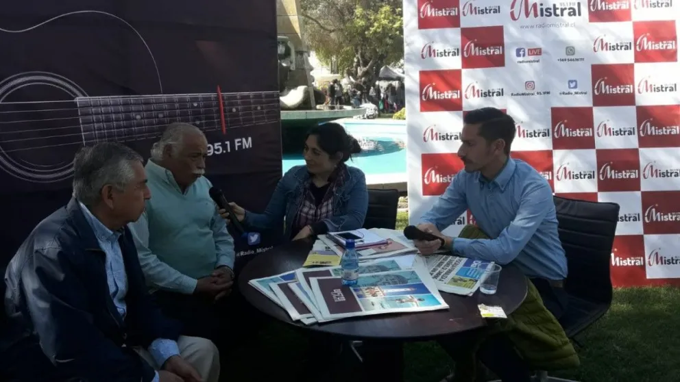 Equipo de Radio Mistral junto al alcalde Roberto Jacob