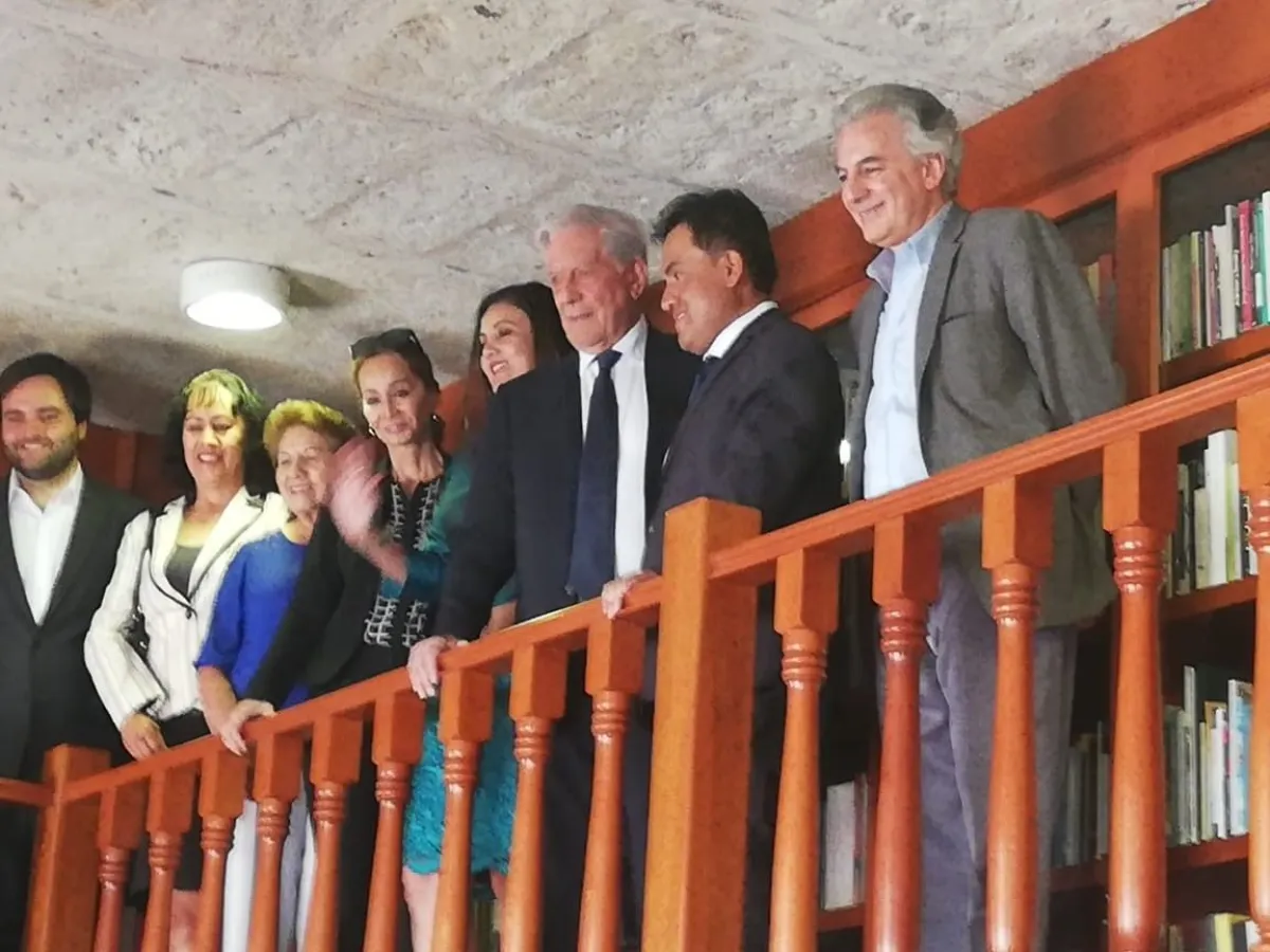 Mario Vargas Llosa donó más de dos mil libros a la Biblioteca Regional ...