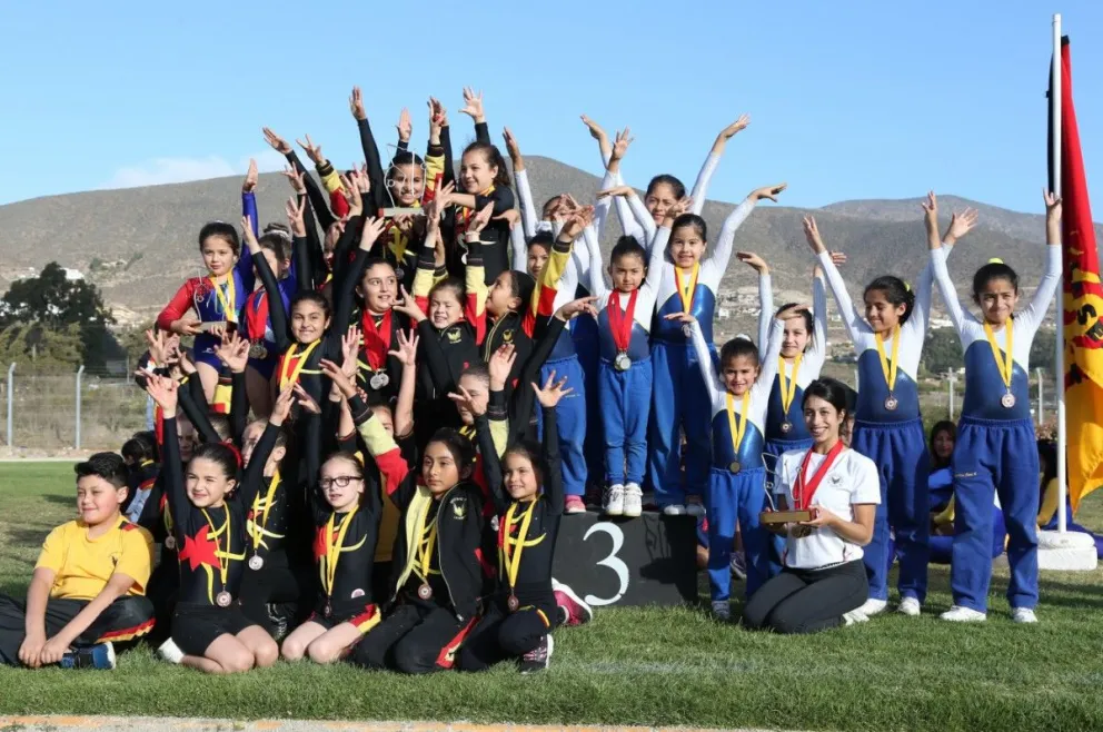 Las tres delegaciones en lo alto del podio tras la competencia en gimnasia artística: Colegio Alemán. Scuola Italiana y colegio Artístico Cultural.