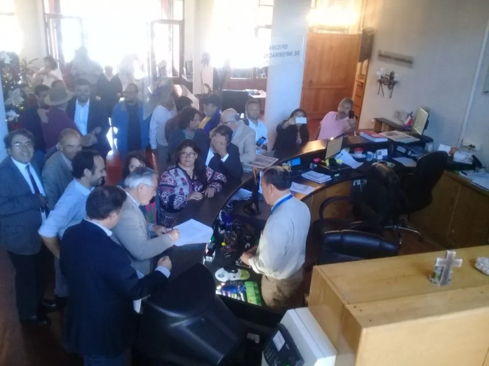 Parlamentarios y dirigentes de partidos políticos entregaron en la intendencia regional un documento donde rechazan los despidos en el sector público.