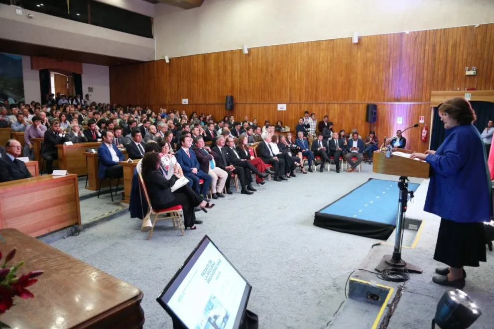 En el marco de un salón de actos de la intendencia regional repleto de personas, la presidenta del Consejo Regional, Adriana Peñafiel, rindió la primera cuenta pública del cuerpo colegiado elegido democráticamente.