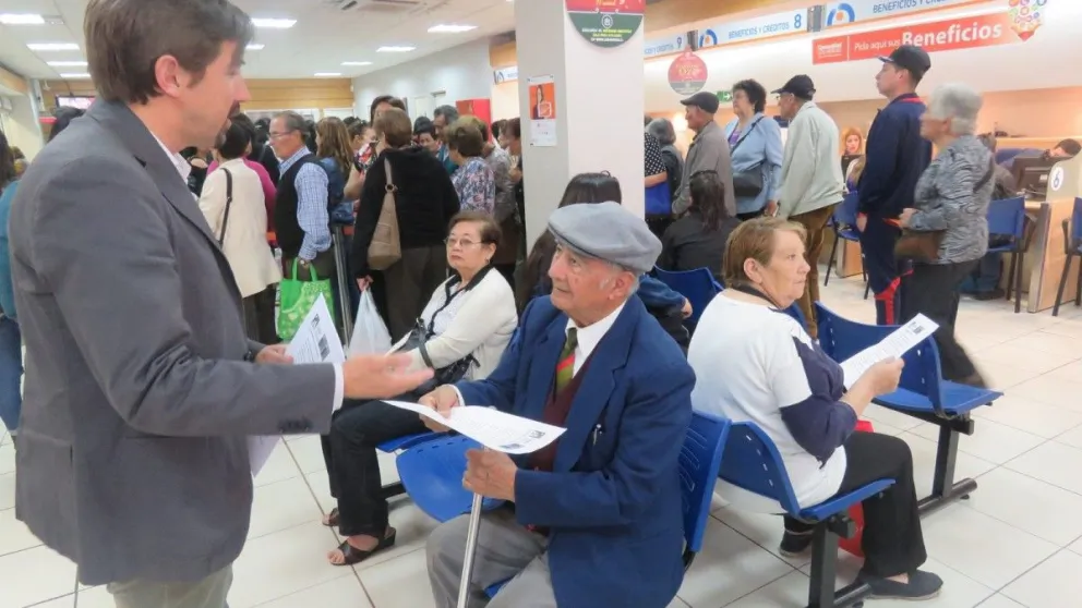 El seremi del Trabajo, Matías Villalobos, junto al director (S) del IPS, repartieron folletería con información para personas de la tercera edad.