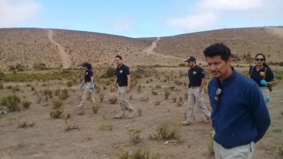 Funcionarios de la PDI realizaron un intenso rastreo para encontrar partes del cuerpo que fue encontrado el domingo al que le faltaban extremidades.