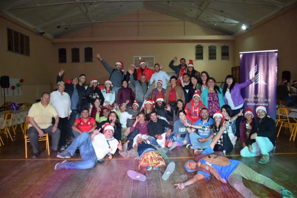 Al final de la jornada los voluntarios de Los Patiperros y beneficiarios de la tradicional cena posan para una fotografía.