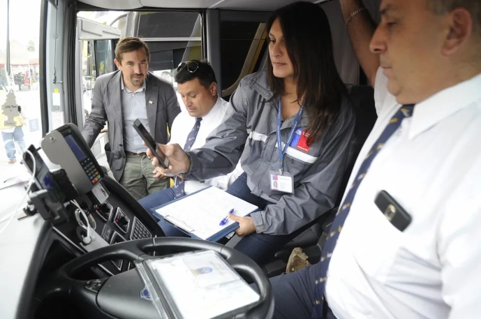 El seremi del Trabajo y Previsión Social, Matías Villalobos (i), ha estado encabezando las fiscalizaciones que se realizan a buses interurbanos, donde ya se han cursado infracciones por no cumplir las jornadas de conducción de no más allá de cinco horas.
