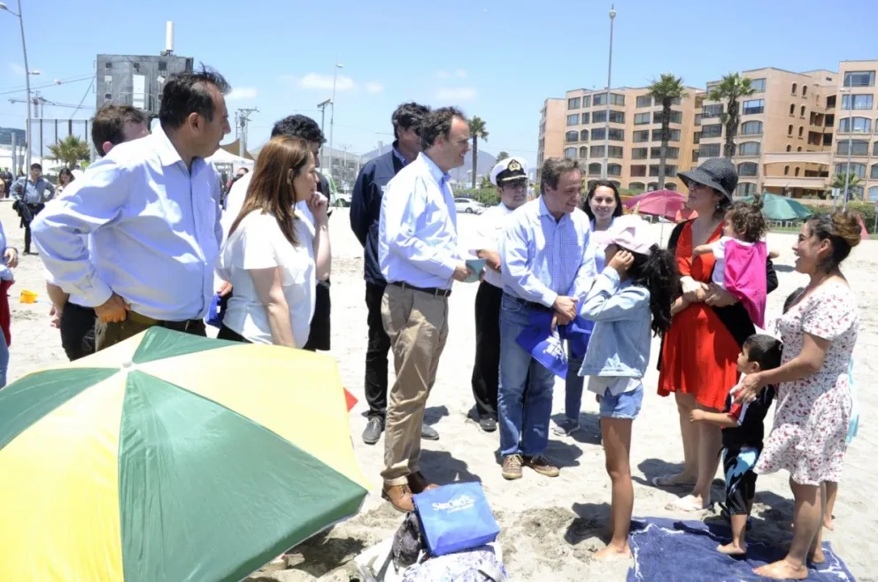 El ministro de Bienes Nacionales, Felipe Ward (centro), junto a la intendenta regional, Lucía Pinto, parlamentarios y otras autoridades dieron el inicio en la zona a la campaña “Que no te Falte Playa”, en La Avenida del Mar con Cuatro Esquinas.