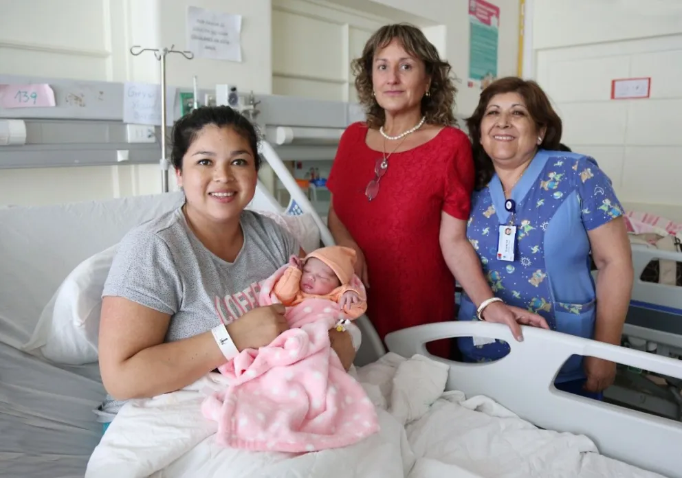 Greysi y Rafaela junto a Andrea Cavero, gestora de los cuidados de matronería y personal de maternidad del Hospital de La Serena