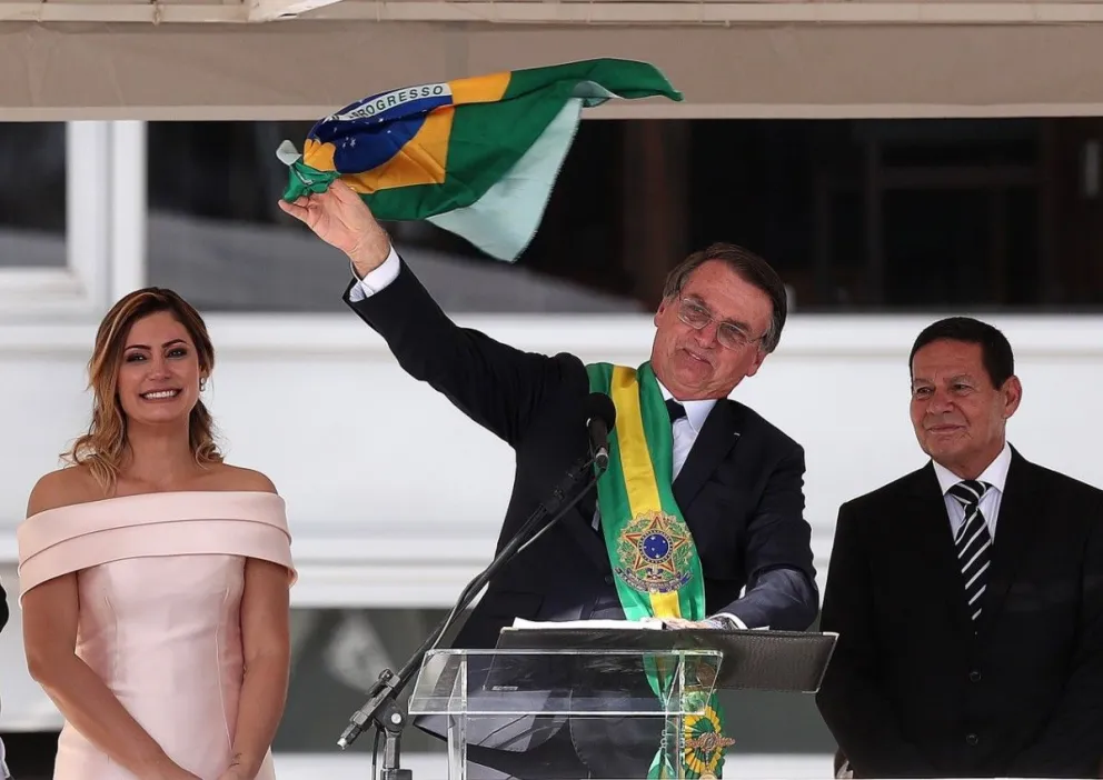 Presidente Jair Bolsonaro asume oficialmente su cargo en Brasilia acompañado de su esposa, ahora Primera Dama