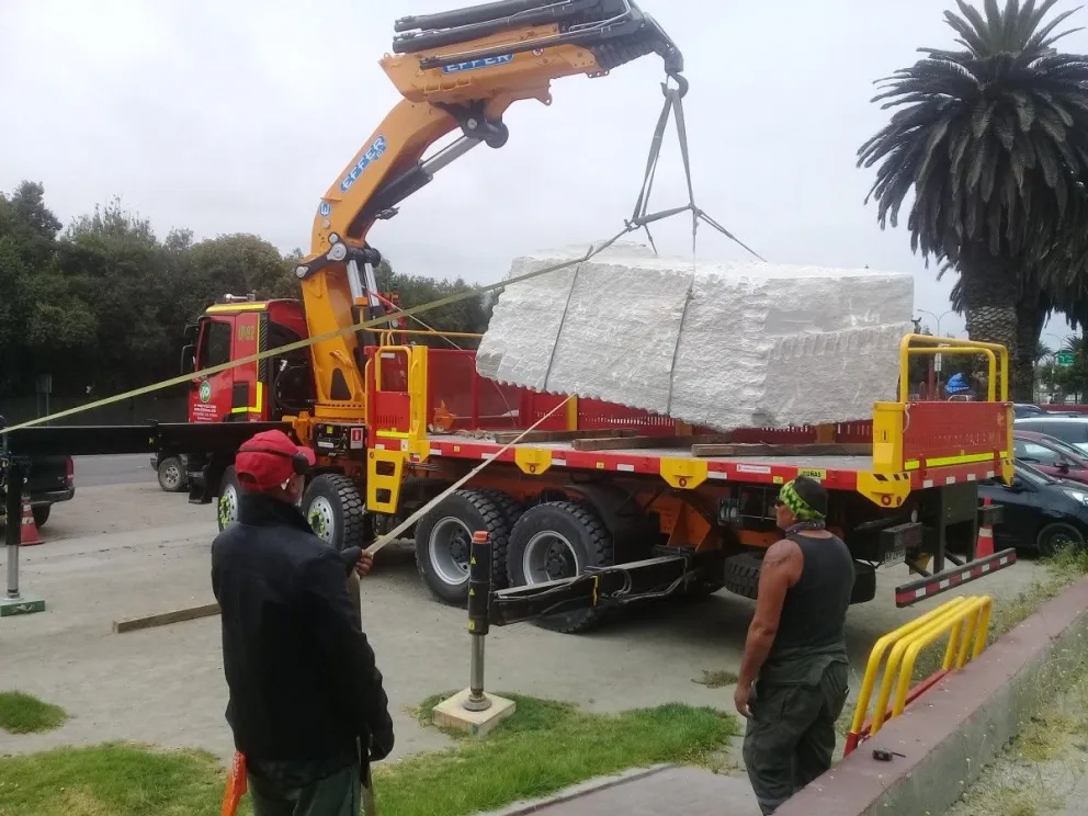 Desde una cantera ubicada al norte de La Serena (sector Juan Soldado) se trajo la piedra de 14 toneladas con la que se esculpirá el moái que quedará definitivamente en La Serena. El trabajo se realizará al aire libre en la exestación de trenes.