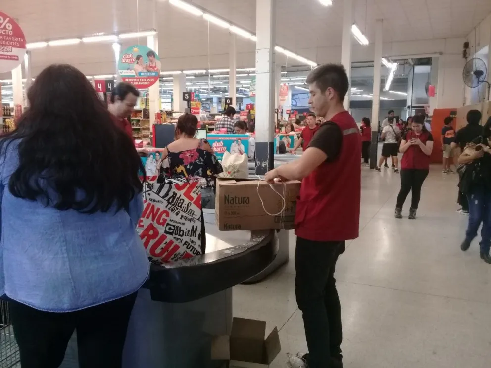 Los clientes se llevan sus mercaderías en cajas o en bolsas que ellos mismos deben llevar para sus compras.