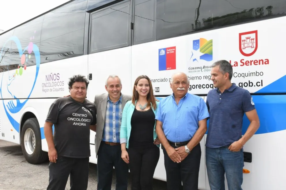 Autoridades comunales, encabezadas por el alcalde Roberto Jacob, recibieron de parte de la empresa Centinela, el nuevo bus que trasladará a menores enfermos de cáncer.