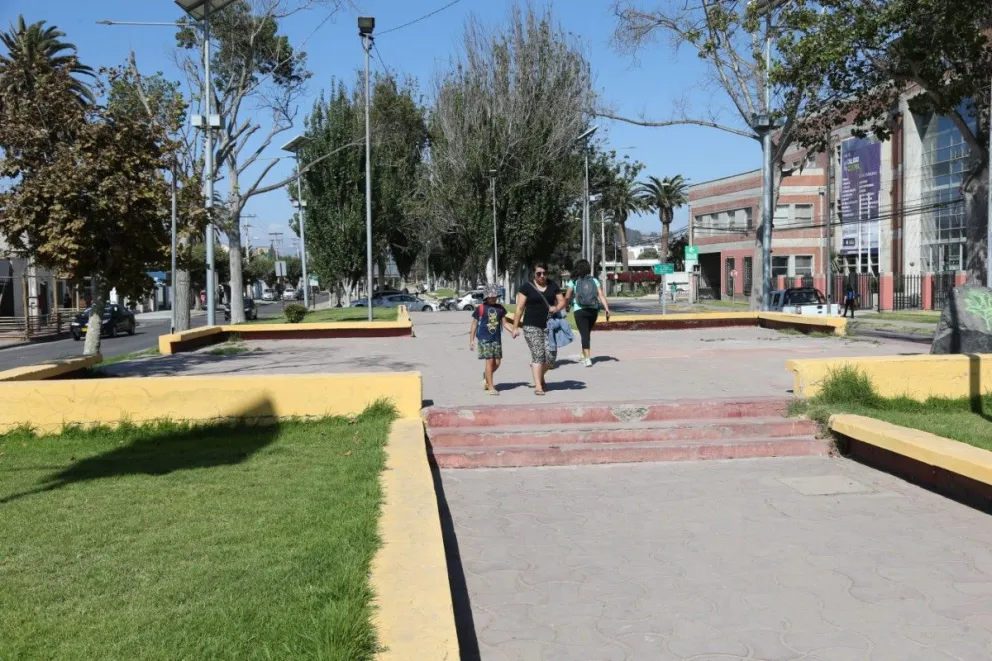 En esta plaza, que deberá ser bautizada como Rapa Nui, sería el lugar donde permanecerá el moái que fue tallado por artesanos isleños con piedra caliza sacada de la cantera del sector Juan Soldado.