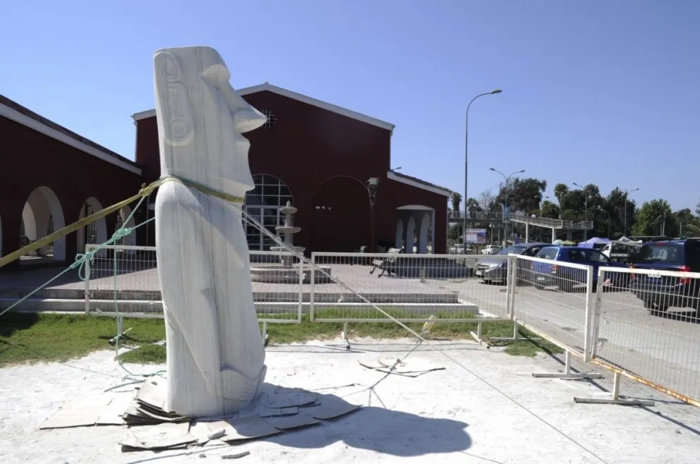 El moái tallado por los artesanos de Rapa Nui, como regalo a la ciudad de La Serena, tendrá como destino definitivo en nuevo edificio consistorial que se construirá en los terrenos de la exCCU.