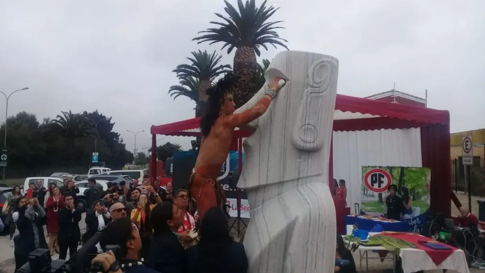 En una ceremonia de Rapa Nui, se le pusieron los ojos al Moái tallado con piedra caliza por artesanos de la isla, lo que simboliza que la imagen despierta.