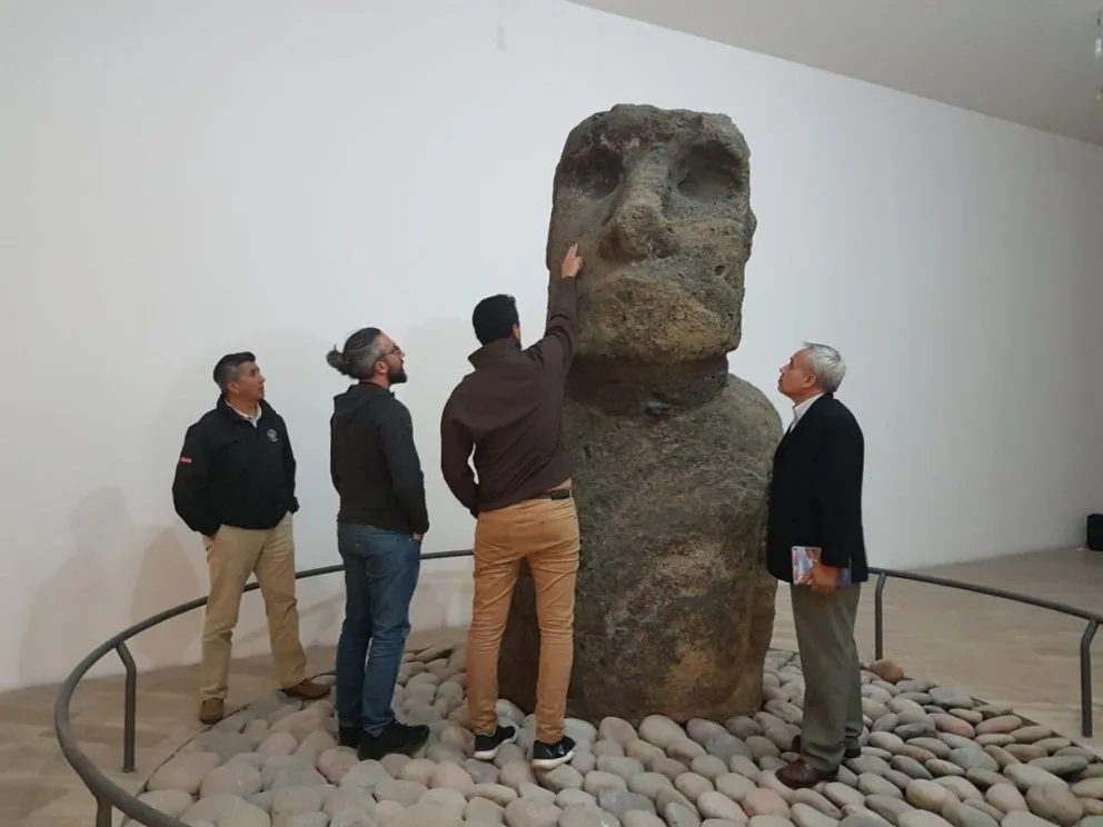 Expertos venidos de Rapa Nui, estuvieron en el Museo Arqueológico constataron las condiciones de emplazamiento del moái que será devuelto a la isla.