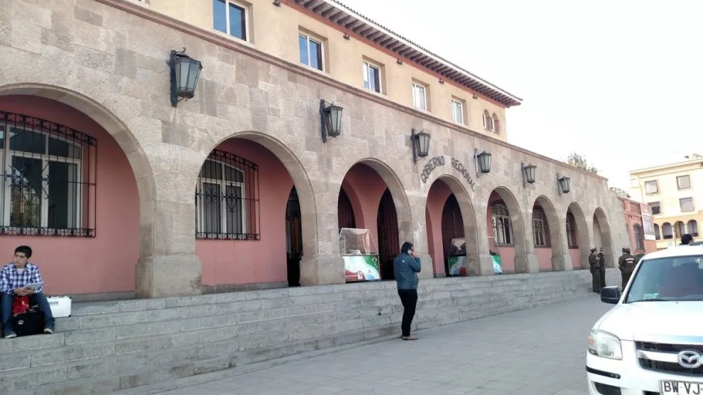 La nueva autoridad que deberá elegirse el próximo año, tomará las responsabilidades y las decisiones esenciales en materia territorial, de desarrollo económico, social y cultural, que hoy recaen en la intendencia.