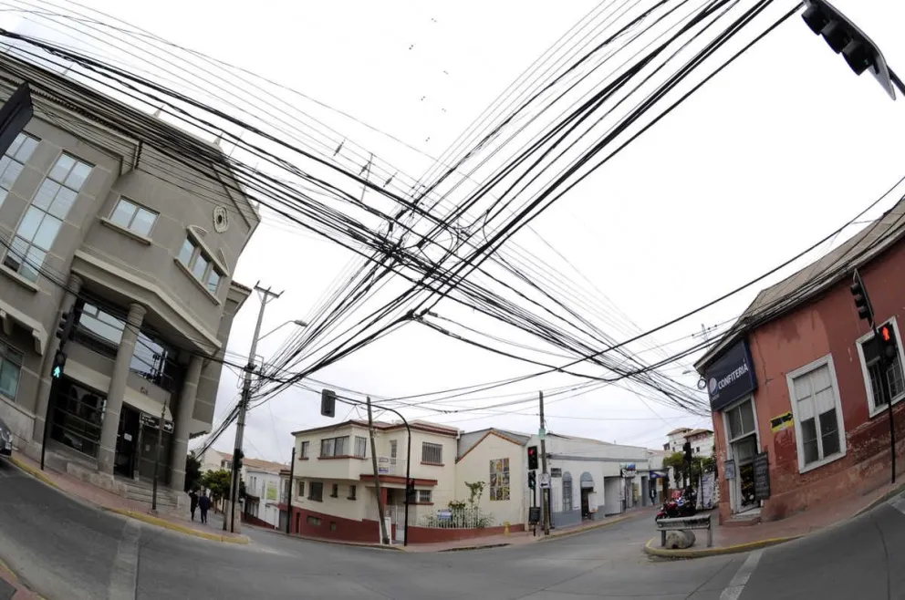 La contaminación visual en el casco histórico de La Serena es evidente, situación que preocupa hace años al municipio, desde donde se ha propiciado el retiro de varias toneladas de material en desuso.