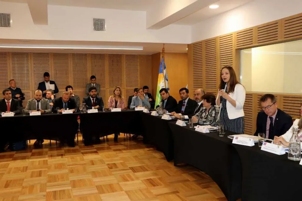 El personero de gobierno se reunió la mañana de ayer con la intendenta, el gabinete regional y los alcaldes para darles a conocer los alcances de este trascendental cambio.