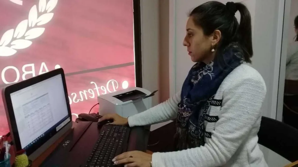 La abogada María Belén Rojas, quien defiende a su hermana en el Tribunal del Trabajo dijo que ha existido claramente un tema de acoso laboral que van a probar y a acreditar que ocurrió.