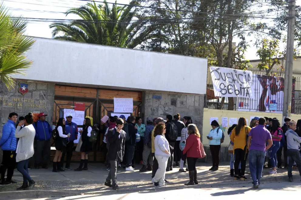 Con pancartas alusivas al asesinato de un estudiante y reclamando las deficiencias con que estudian, amaneció en toma el Liceo José Tomás de Urmeneta del sector de Guayacán en Coquimbo.