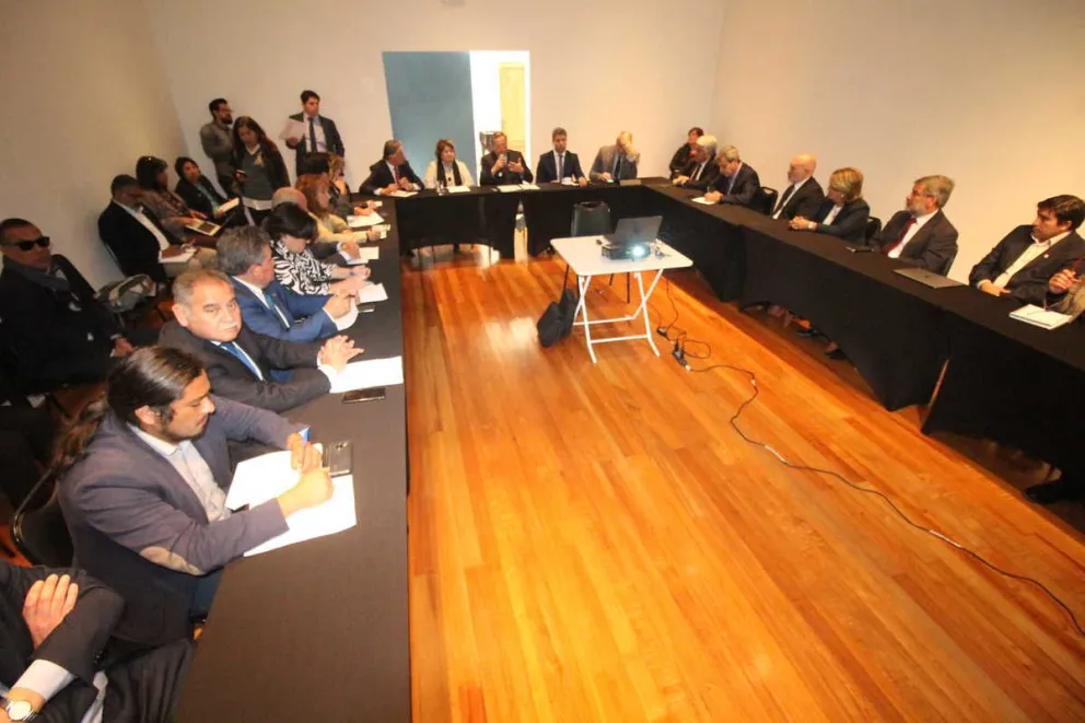 Uno de los encuentros realizados este lunes entre autoridades y gremios locales, además de representantes de San Juan se dio en el marco de una sesión de la comisión de Ordenamiento Territorial, Planificación e Infraestructura del CORE.