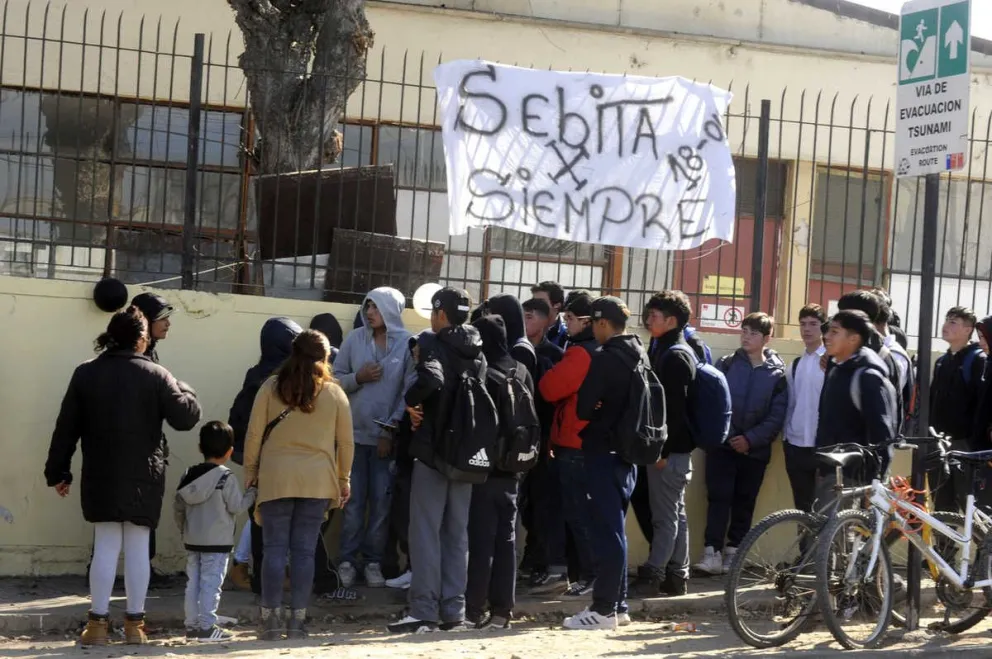 “Sebita por siempre”, señalaba uno de los lienzos puestos fuera del Liceo Industrial José Tomás de Urmeneta de Coquimbo, al que pertenecía el joven asesinado a manos de otro estudiante.