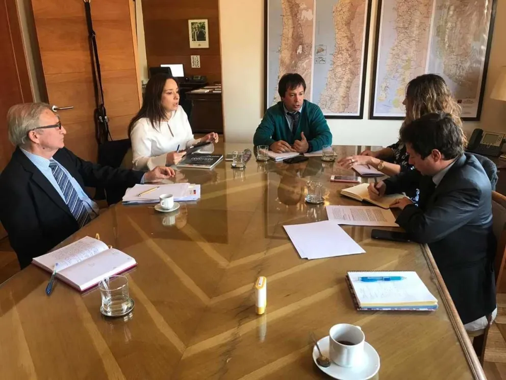 El personero de gobierno se reunió este martes en Santiago con la intendenta regional, Lucía Pinto.