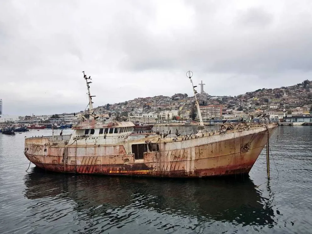 Durante años e incluso décadas solo aves han sido las únicas residentes de estas embarcaciones que están abandonadas en la bahía de Coquimbo. El alcalde Marcelo Pereira y el gobernador marítimo, Javier Cáceres, recorrieron el litoral portuario para verificar el estado de 6 barcos que podría