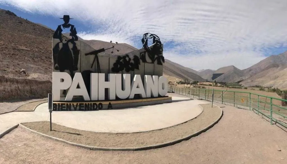 El portal de entrada posee 5 metros de altura, acceso universal y destaca los atributos y personajes de la Tierra Mágica de Paihuano.