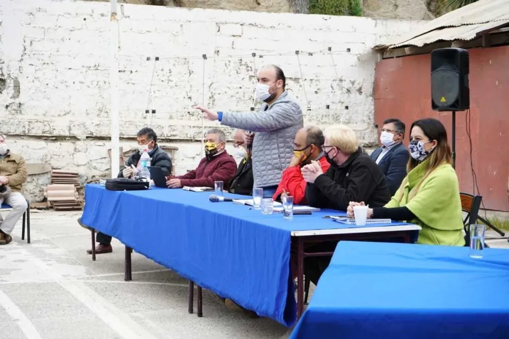 Comerciantes asociados a la Cámara de Comercio y Turismo de Tongoy se reunieron con representantes del municipio con el objeto de que la entidad edilicia los apoye en la búsqueda de fórmulas y herramientas para salir de la crisis que están enfrentando.