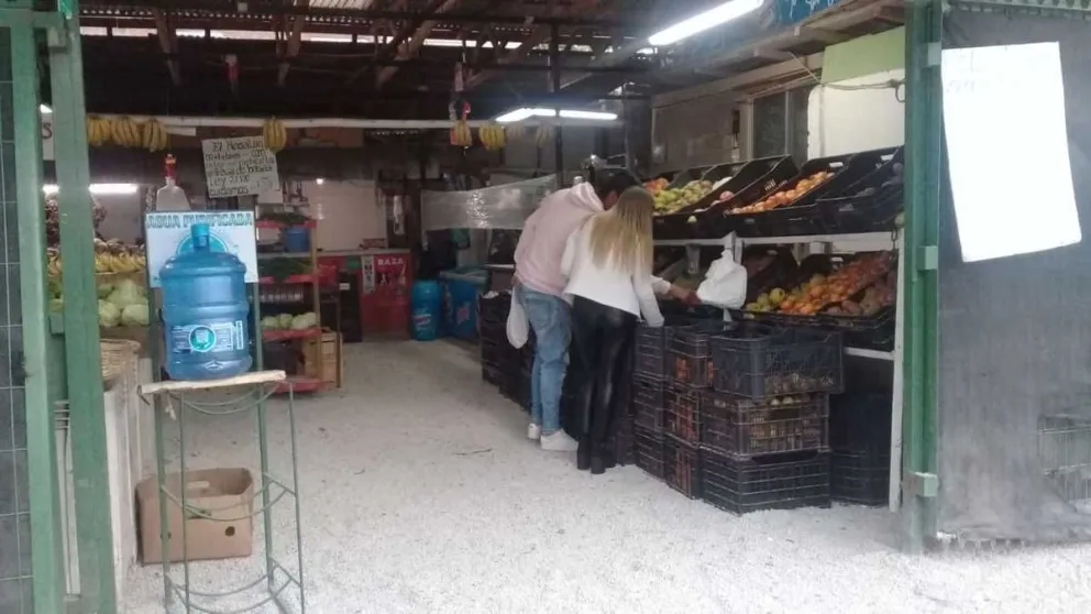 Los almacenes y verdulerías de barrio creen que esta crisis la van a pasar ya que la gente está temiendo ir a los grandes comercios para evitar las aglomeraciones.