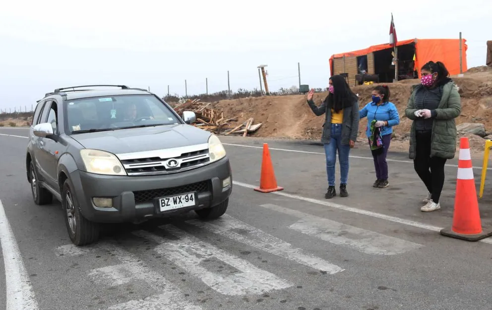 En los accesos a las localidades costeras de Coquimbo, los vecinos han implementados sus propios controles, indicando que los mueve el temor de que el Coronavirus llegue a sus pequeños pueblos y sea fatal.