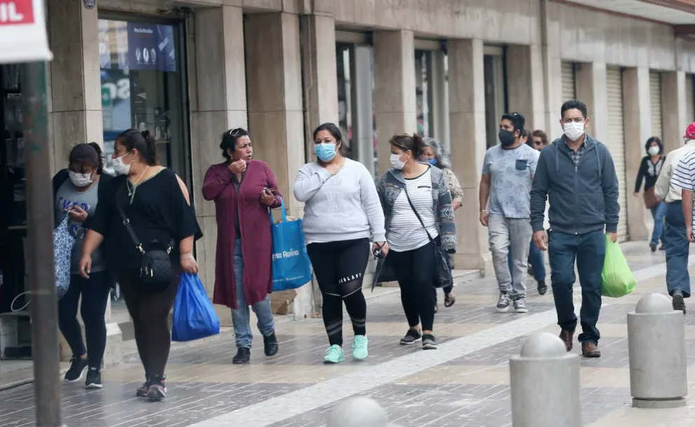 La distancia social es poco respetada en lugares de aglomeración de público, como en las filas para una compra o un trámite.