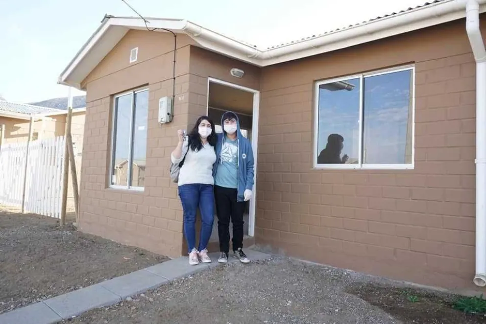 Ayer, las 70 familias de Guanaqueros se mostraron felices al recibir sus casas. Algunas, que ya no tenían dónde vivir, se instalaron de inmediato.