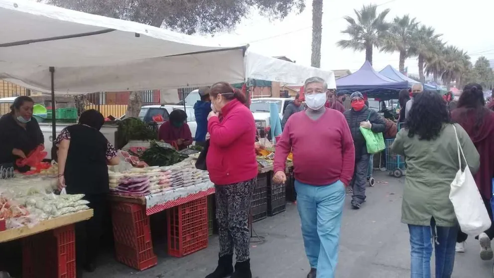 Los usuarios critican a los feriantes por no ser rígidos en la protección, como en esta imagen donde aparece una vendedora con la mascarilla bajo la pera.