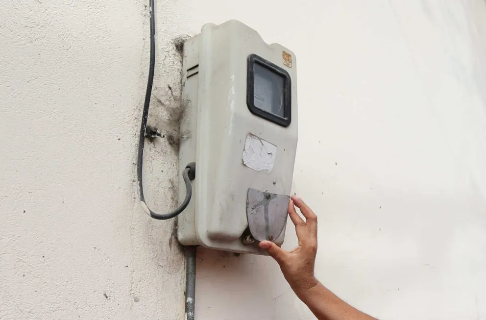 Hay decenas de clientes que están reclamando que los cobros de consumo de electricidad son excesivos y que esperan que los dineros que se les han cobrado demás sean devueltos.